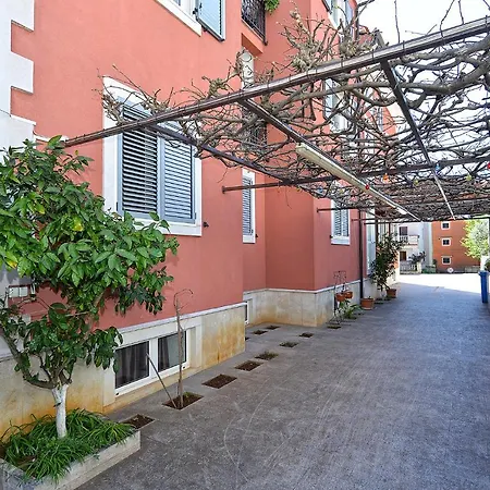 Martin 2224 Apartment *