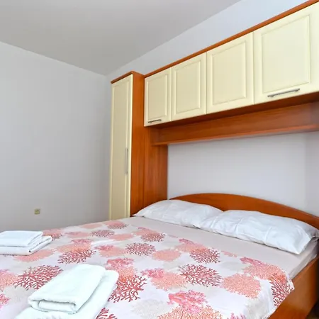 Martin 2224 Apartment *
