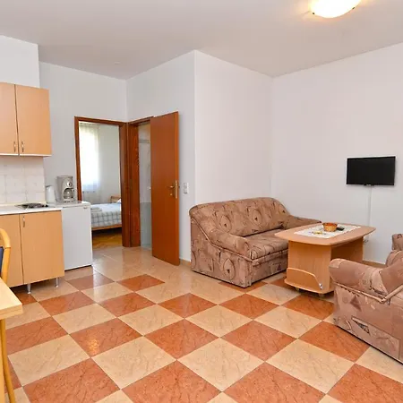 Martin 2224 Apartment *